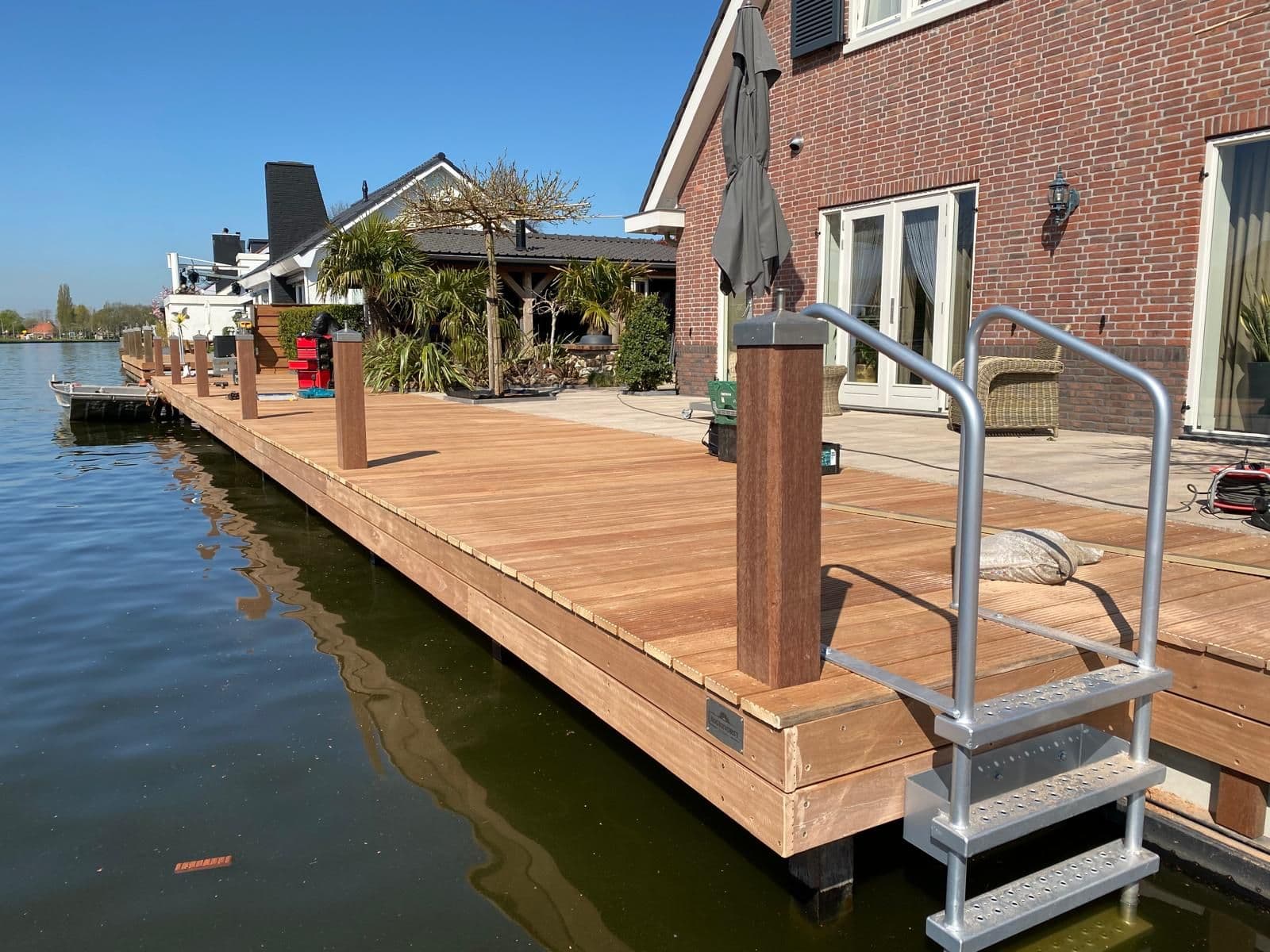 Hardhouten steiger met trap aan het water